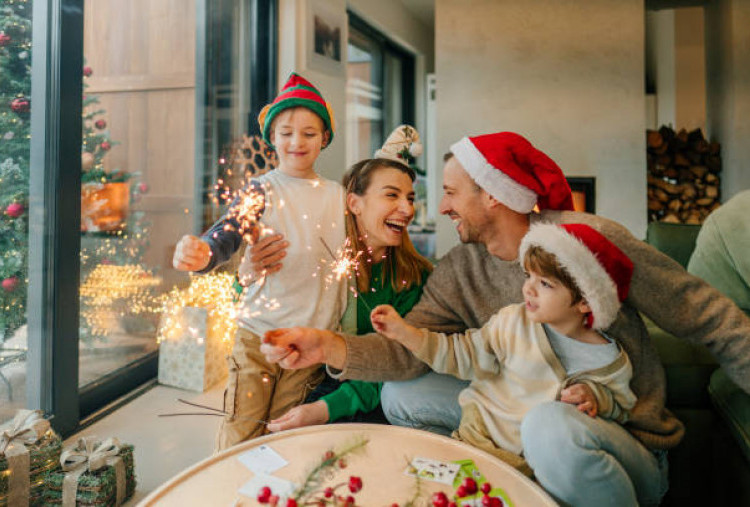 8 Cara Merayakan Natal dengan Penuh Makna, dari Bikin Kue Sampai Karaoke