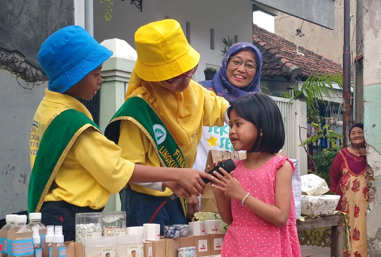 Finalis Pangeran dan Putri Lingkungan Hidup Surabaya 2024 Gelar Kegiatan Peduli Lingkungan di Kelurahan Kertajaya