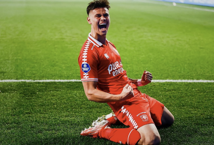 Twente Tahan Mees Hilgers, Media Belanda Ungkap PSV Siap Culik Bek Timnas Indonesia