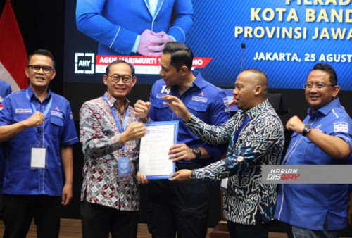 Surat dukungan itu diberikan langsung oleh Ketua Umum partai Demokrat Agus Harimurti Yudhoyono (AHY) kepada para cakada di Kantor DPP Demokrat, Jakarta Pusat, , Minggu (25/8/2024).