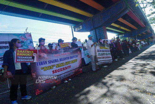 Sejumlah alumni Sekolah Selamat Pagi Indonesia (SPI) Kota Batu menggelar aksi serta membentangkan poster, banner, dan pamflet-pamflet kecil bertuliskan seruan menolak kekerasan seksual menjelang sidang tuntutan JE di depan PN Malang, Jawa Timur, Rabu 20 Juli 2022. Sidang pembacaan tuntutan pada terdakwa kekerasan seksual di SMA Selamat Pagi Indonesia (SPI) berinisial JE ditunda. Penundaan ini atas adanya keperluan jaksa memasukkan alasan yuridis agar lebih meyakinkan hakim.