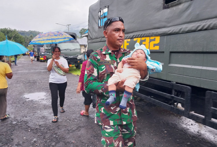 Gunung Ibu Erupsi, Pemerintah Evakuasi Warga 6 Desa di Radius Bahaya