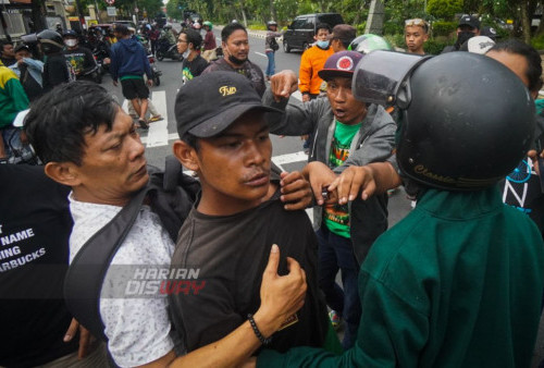 Bonek Halangi Aksi Unras Gerakan Sepak Bola Untuk Rakyat di Depan KBS