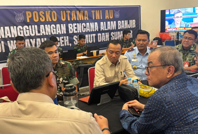 Mensesneg Prasetyo Hadi Pastikan Bantuan Tak Terlambat, Sidak Posko Logistik di Lanud Halim