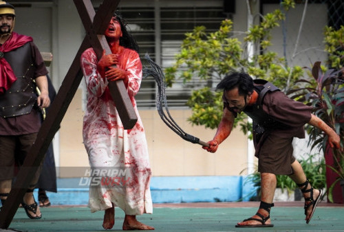 Yesus yang diperankan oleh Yosep Morgeau Albert Parapaga saat melakukan visualisasi jalan salib di Gereja Katolik St Mikael, Surabaya, Jawa Timur, Jumat (7/4/2023). Prosesi yang menceritakan kesengsaraan Yesus hingga wafatnya tersebut merupakan rangkaian perayaan Tri Hari Suci Paskah (Kebangkitan Yesus). (foto: Julian Romadhon)
