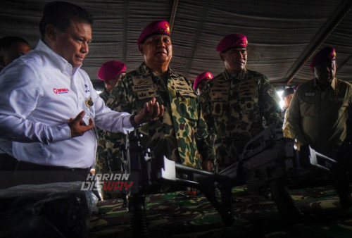 Menteri Pertahanan Republik Indonesia (Menhan RI) Letnan Jenderal (Letjen) TNI (Purn) Prabowo Subianto (tengah) melaksanakan kunjungan kerja di Kesatrian Marinir Soetedi Senaputra Karangpilang Surabaya. Selasa (14/02/2023). Materil Alpalhan yang diserahkan kepada Korps Marinir meliputi kendaraan roda dua sebanyak 100 unit, senjata laras panjang kaliber 5,56 mm, senjata pelontar granat 40 mm, senjata mitraliur/sub machine gun 9 mm dan Matsus pendukung penyelam dual mode incursion. Dengan penyerahan secara simbolis Alpalhan hasil pengadaan Kementerian Pertahanan kepada Korps Marinir pada pagi hari ini, semoga dapat menjadikan Marinir semakin kuat dan disegani dalam menjaga kedaulatan Negara Kesatuan Republik Indonesia. (foto: Julian Romadhon)