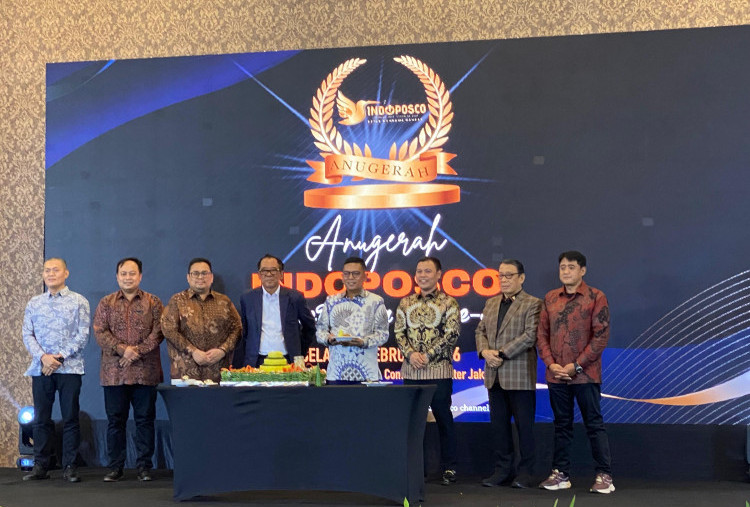 Sultan B. Najamudin Raih Anugerah Tokoh Inisiator Demokrasi Hijau