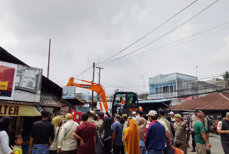 Pemkab Bogor Kembali Tata Kawasan Puncak, 2 Bangunan di Simpang Masjid Megamendung Dibongkar 