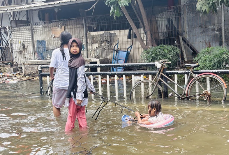 Serasa di Water Park, Bocah di Pademangan Riang Main Banjir