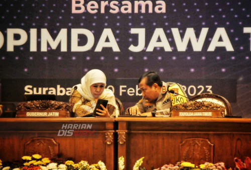 Gubernur Jawa Timur, Khofifah Indar Parawangsa (kiri) berbincang dengan Kapolda Jawa Timur, Irjen Pol Toni Hartanto saat berlangsungnya High Level Meeting (HLM) dan Rapat Koordinasi Pengendalian Inflasi bersama Forkopimda Jatim, yang digelar di Ballroom JW Marriott Hotel Surabaya, Jawa Timur, Senin (20/2/2023). High Level Meeting (HLM) dan Rapat Koordinasi Pengendalian Inflasi bersama Forkopimda Jatim ini bertujuan pengendalian inflasi jelang Ramadhan di Jawa Timur. (foto: Julian Romadhon)