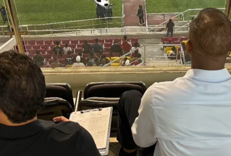 Patrick Kluivert dan Denny Landzaat Pantau Laga Persis Solo vs Dewa United, Sananta Bikin Gol Tapi Dianulir