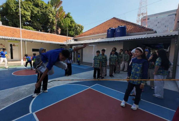 Sekolah Murid Merdeka (SMM) Gubeng Rayakan Hari Anak Nasional, Siswa Ketagihan Main Lompat Tali Karet 
