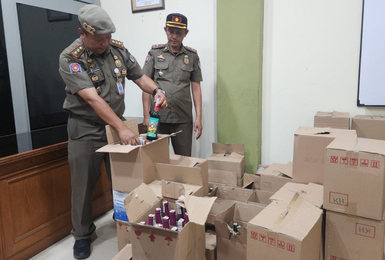 Sidak 3 Kecamatan, Pol PP Depok Sita 1.972 Botol Miras Berkedok Toko Jamu