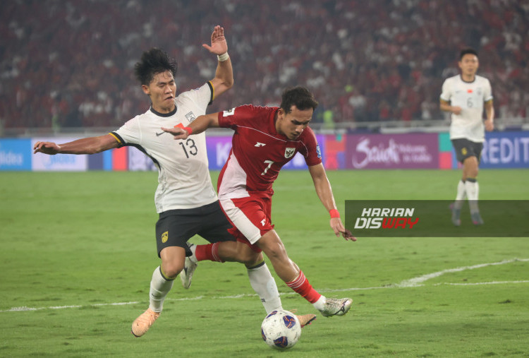 Sejarah tercipta di Stadion Utama Gelora Bung Karno (SUGBK). Timnas Indonesia berhasil meraih kemenangan krusial 1-0 atas China dalam laga lanjutan fase Grup C Kualifikasi Piala Dunia 2026 Zona Asia.HARITSAH ALMUDATSIR/HARIAN DISWAY