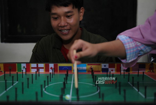 Dalam permainan tradisional membutuhkan dua orang permainan dan satu wasit untuk satu papannya, dengan cara bermain menyodoknan kelereng sebagai bola dengan tongkat kayu seukuran ibu jari kearah gawang. (Julian Romadhon/Harian Disway)