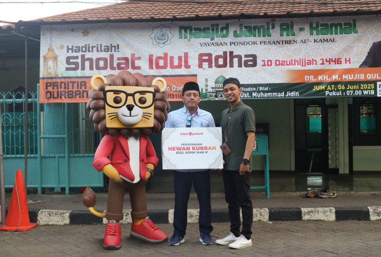 Lion Parcel Bagikan Hewan Kurban Untuk Masyarakat Sekitar