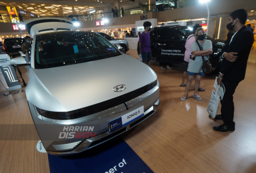 Pengunjung melihat mobil Hyundai Ioniq 5 saat dipamerkan di Tunjungan Plaza Surabaya, Jawa Timur, Kamis, 2 Juni 2022. IONIQ 5 sebagai produk yang merevolusi wajah industri otomotif Indonesia dengan menjadi kendaraan listrik berbasis baterai pertama yang diproduksi secara massal di Indonesia. Foto: Julian Romadhon