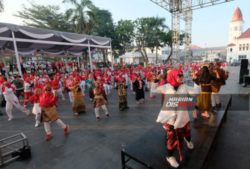 Bukan hanya peserta Senam saja yang mengenakan dresscode dengan tema Merah Putih , Perjuangan dan Pakaian Adat, Instruktur Senam Dahlan Iskan pun tampak memandu senam mengenakan kebaya dan Kaian Jarit. Tampek mereka memandu dari atas stage dengan latar belakang bangunan Gedung Cerutu. - Fotografer Boy Slamet.