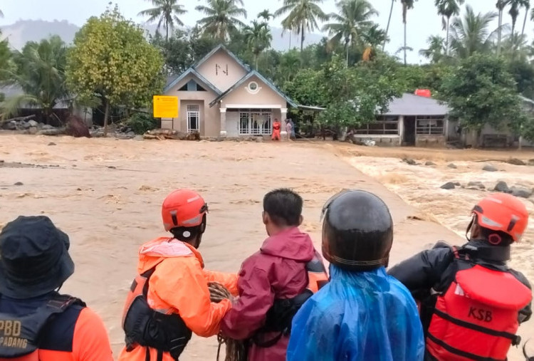 Banjir Rendam 3 Kecamatan di Padang, 672 Warga Mengungsi, Tim SAR Evakuasi 238 Orang 