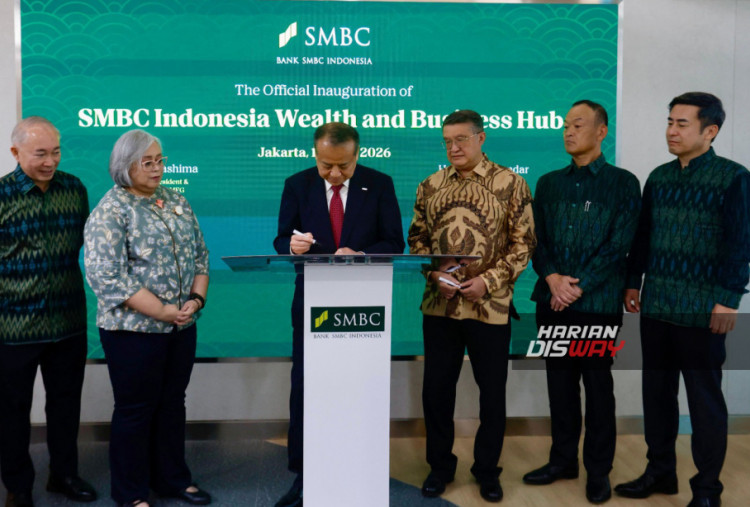 Prosesi peresmian Wealth and Business Hub SMBC Indonesia di Pondok Indah oleh Director President & Group CEO Sumitomo Mitsui Financial Group (SMFG) Toru Nakashima (tengah), didampingi oleh (kiri-kanan) Komisaris Utama SMBC Indonesia Chow Ying Hoong, Wakil Direktur Utama SMBC Indonesia Michellina Laksmi Triwardhany, Direktur Utama SMBC Indonesia Henoch Munandar, Wakil Direktur Utama Jun Saito, dan Komisaris SMBC Indonesia Takeshi Kimoto, pada Rabu (15/4).
