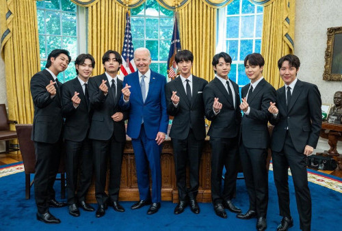 Ketemu BTS, Joe Biden Berpose dengan Finger Heart