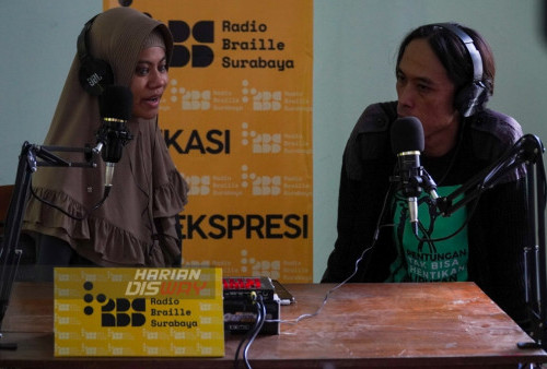 Koordinator Distribusi RBS Hanan Abdullah (kiri) saat melakukan siaran audio ketika RBS mulai diperkenalkan kepublik melalui media masa di Yayasan Pendidikan Anak Buta, debang Putih, Surabaya, Jawa Timur, Sabtu (3/11/2022).