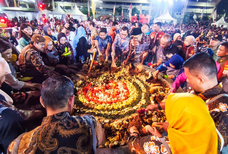 Festival Rujak Uleg 2025 Meriah, Bangkitkan Kenangan tentang Kejayaan THR Surabaya