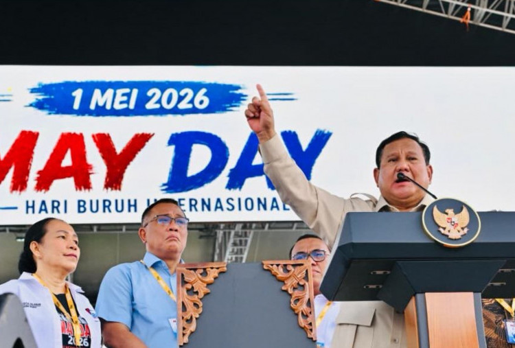 Aksi Spontan Prabowo di Hari Buruh: Turun ke Buruh, Peluk hingga Buka Baju