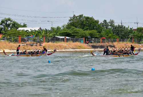 Komandan Brigif 2 Marinir Kolonel Marinir Argo Setiyono mengharapkan kepada seluruh atlet dayung Brigif 2 Marinir agar melaksanakan perlombaan dengan sungguh-sungguh dan semangat tinggi dengan tetap memperhatikan faktor keamanan dan keselamatan, sehingga diharapkan atlet Dayung Perahu Naga Brigif 2 Marinir memperoleh hasil yang maksimal dan meraih Juara. (foto: Dispen Kormar)

