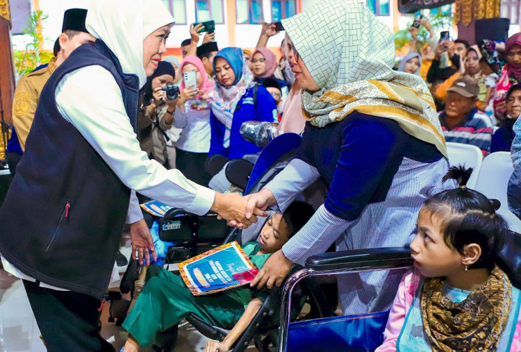 Khofifah Salurkan Bantuan Rp5,3 Miliar untuk Tekan Kemiskinan Ekstrem di Mojokerto