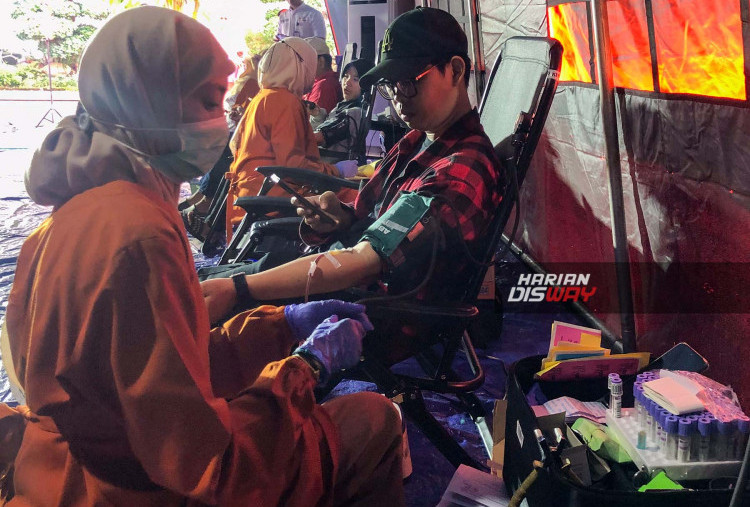 Untuk mendukung gaya hidup sehat, PT Pelindo juga memiliki program internal bertajuk
Bike to Work yang rutin dilaksanakan setiap hari Rabu selama dua tahun terakhir. Selain itu,
perusahaan menerapkan sistem pemantauan kesehatan melalui aplikasi Pelindo Fit.
“Dalam aplikasi tersebut terdapat target harian, mingguan, hingga bulanan yang harus dicapai
oleh setiap pegawai,” ujar Boy. 
“Kami memang mendorong secara aktif, karena sebelumnya tingkat mortalitas pegawai cukup
tinggi akibat rendahnya kesadaran terhadap kesehatan. Padahal, fasilitas general check-up sudah
disediakan, tetapi belum dimanfaatkan secara optimal. Melalui aplikasi ini, kami berharap
muncul dorongan untuk hidup sehat,” jelasnya.
Fotografer : Alfikirom-Harian Disway