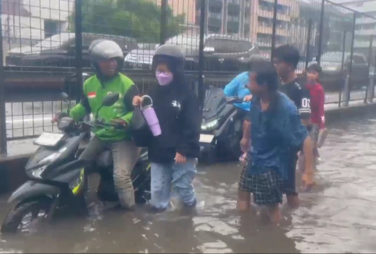 Banjir Bikin Jalan Arjuna Utara Lumpuh, Pengendara Motor Jangan Nekat!