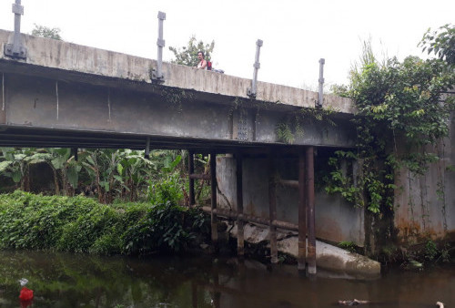  Dilintasi Kendaraan Tonase Berat, Jembatan Surabaya Kian Miring