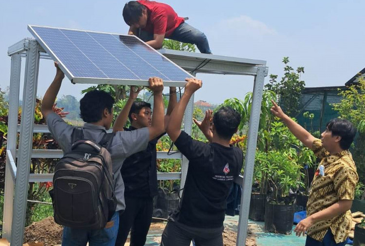 Stop Gagal Panen: Dosen Untag Surabaya Manfaatkan PLTS untuk Basmi Hama Grayak