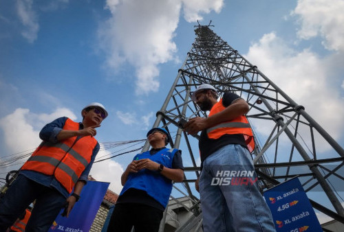 Group Head XL Axiata East Region, Dodik Ariyanto (kiri), dan Direktur & Chief Teknologi Officer XL Axiata, I Gede Darmayusa (tengah) berbincang saat pemeriksaan rutin jaringan XL Axiata di Pamekasan, Madura, Jawa Timur, Jumat, 10 November 2023. XL Axiata memiliki pangsa pasar terbesar di Madura dengan total pelanggan mencapai 1 juta, yang tersebar di hampir 500 desa/kelurahan, 65 kecamatan, dan empat kabupaten. Selain pelanggan yang terus meningkat, trafik penggunaan layanan XL Axiata juga terus meningkat. Dalam dua tahun terakhir, trafik meningkat hingga 83%. XL Axiata juga telah menghadirkan layanan XL SATU Fiber di Madura. (Julian Romadhon/Harian Disway)

