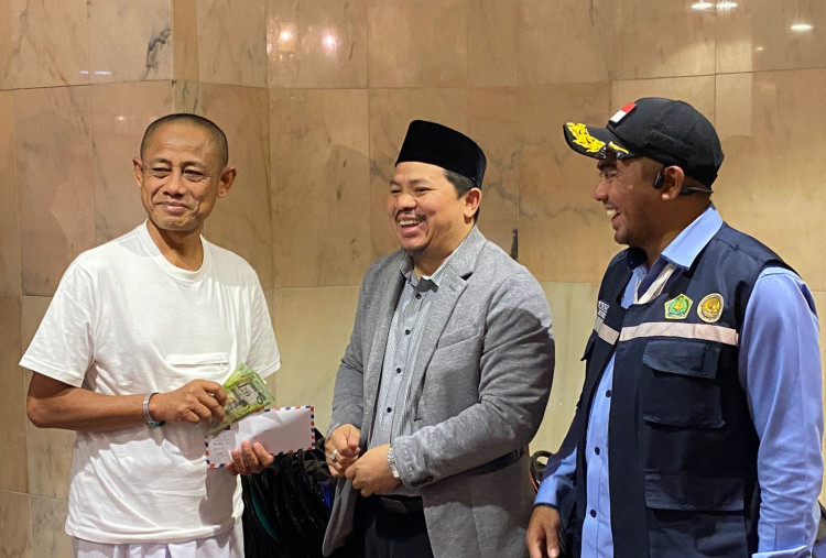 BPKH Limited Serahkan Uang Kompensasi untuk Jamaah yang Tak Dapat Makan, Siapkan Dana hingga Rp 6,4 Miliar