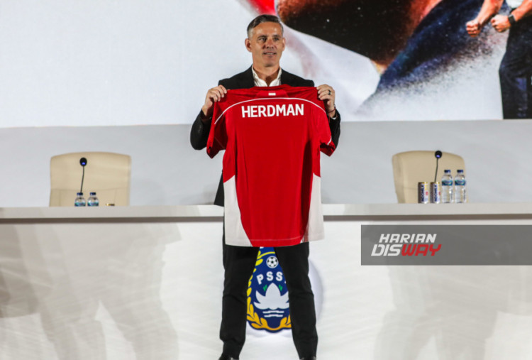 Ketum PSSI Erick Thohir (kanan) berjabat tangan dengan Pelatih Timnas Indonesia John Herdman (kiri) pada acara perkenalan pelatih baru Timnas Indonesia di Jakarta, Selasa (13/1/2026). PSSI resmi menunjuk John Herdman sebagai pelatih Timnas Indonesia, dengan rekam jejak kepelatihan internasional serta pengalaman membangun fondasi tim nasional dan klub level dunia sebagai upaya meningkatkan daya saing sepak bola Indonesia. HARITSAH ALMUDATSIR/HARIAN DISWAY