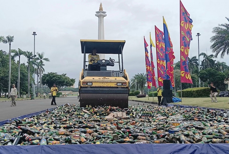 Satpol PP DKI Musnahkan 9.712 Botol Miras Ilegal, Hasil Razia Sepanjang 2024