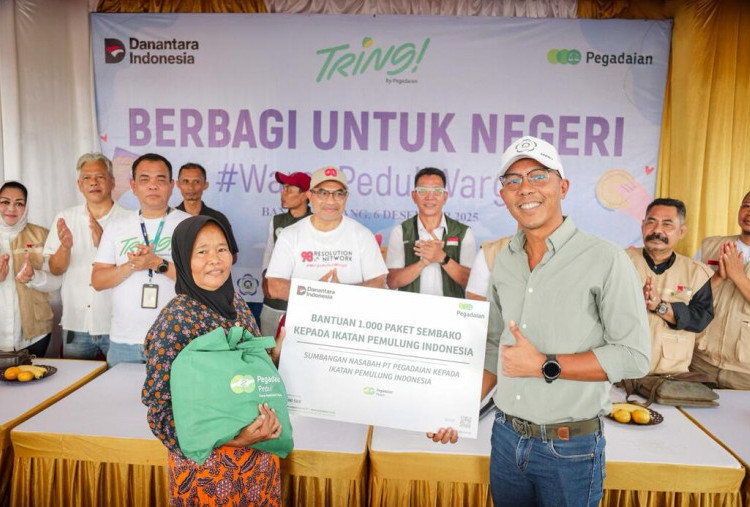 Pegadaian Salurkan Seribu Paket Sembako untuk Pemulung di Bantar Gebang