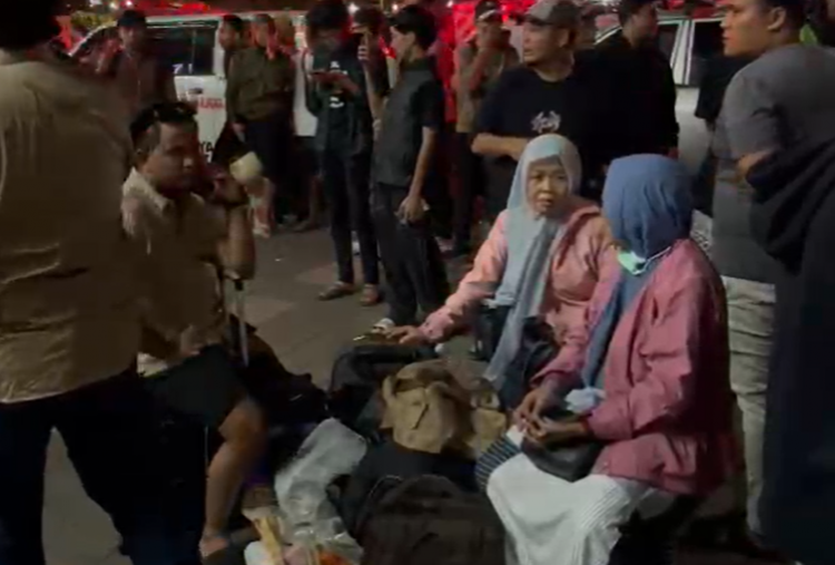 Foto-Foto Kepanikan Penumpang KRL di Stasiun Bekasi Timur Imbas Tabrakan Argo Bromo Anggrek