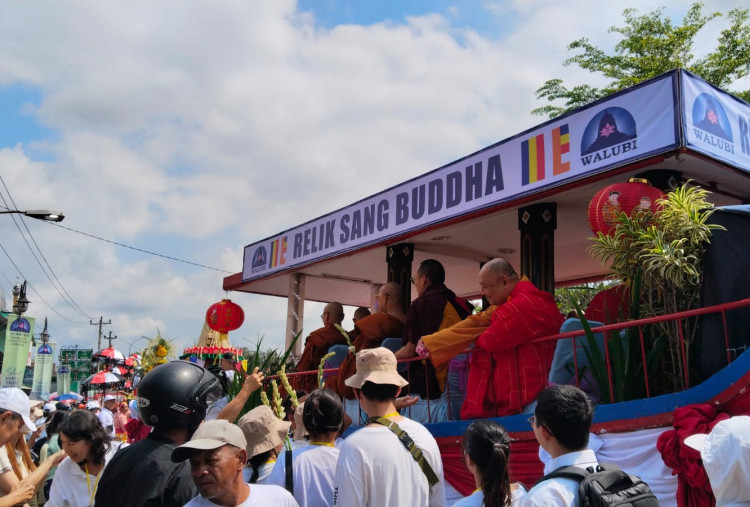 Ribuan Umat Buddha Ikuti Kirab Waisak 2570 BE dari Mendut ke Borobudur