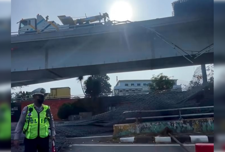 Truk Trailer Muatan Besi Terguling di Tomang, Tol Dalkot Arah Cawang Ditutup