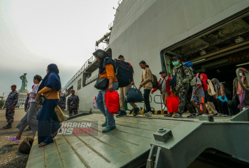 Pemudik Dengan Kapal Perang Tiba di Surabaya