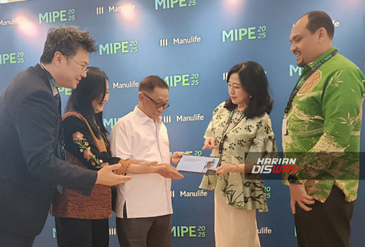 Tampak pada foto (ki–ka) Elvin Tharm, Senior Managing Director Manulife Retirement Asia, Erna Wijaya, Chief Pension Officer, Firdaus Djaelani, Komisaris Independen Manulife Indonesia, Lauren Sulistiawati, Presiden Direktur Manulife Indonesia, dan Fauzi Arfan, Presiden Direktur Manulife Syariah Indonesia.