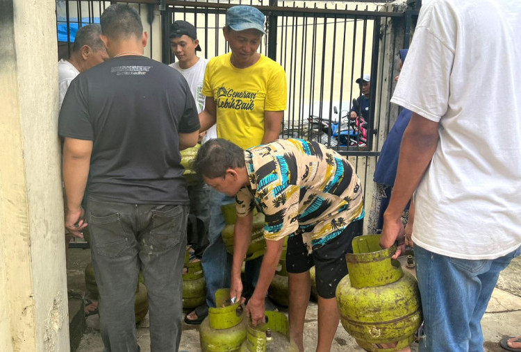 Truk Pertamina Drop LPG 3 Kg 80 Tabung di Halaman Warga Langsung Diserbu: Harga Rp22 Ribu, Kok Bisa?   