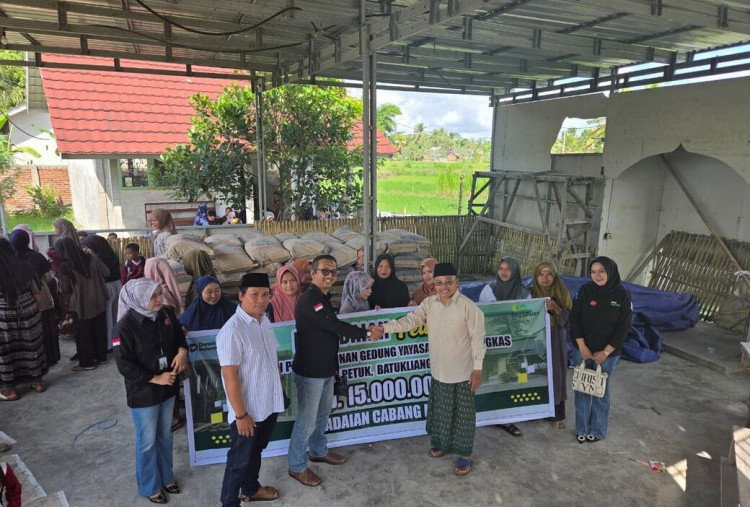 Pegadaian Praya Bantu Bangun Ruang Kelas dan Edukasi Investasi Emas bagi Wali Murid