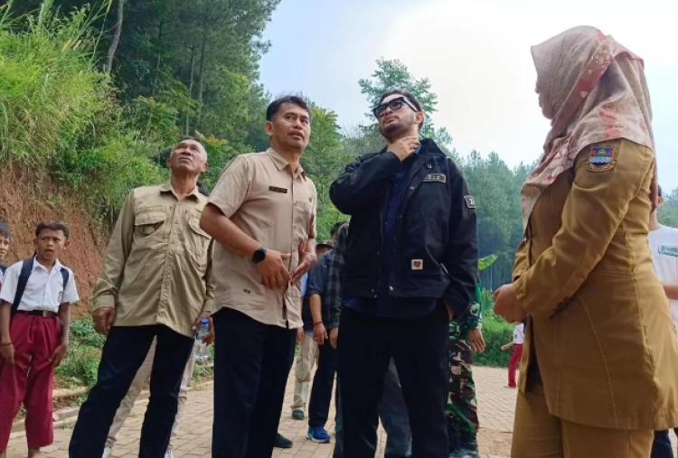 Tembus Medan Terjal di Puncak Bukit, Jeje Bawa Harapan bagi Siswa SDN Giriasih Cililin