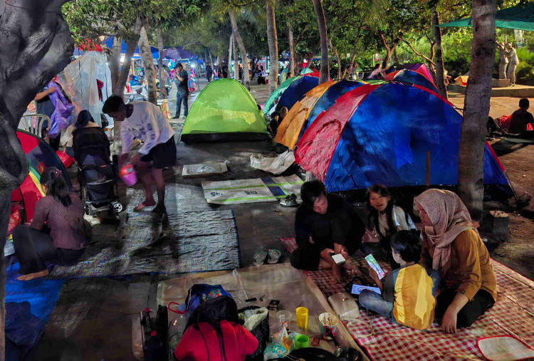 Bukan Hotel Mewah, Warga Karawang Pilih Camping di Pinggir Pantai Ancol demi Sambut 2026