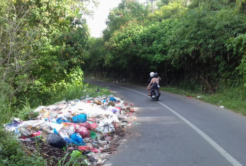 Tumpukan Sampah di Sekitar Jembatan Kisau Bikin Miris   