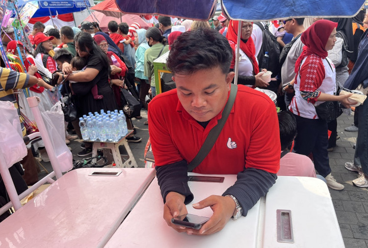 HUT RI ke-81 Terasa Berbeda, Pedagang Kopi Keliling Sebut Tahun Lalu Lebih Meriah